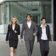 Photo: Deutschland, Baden-Württemberg, Stuttgart, Business-Leute bei einem Spaziergang, lächelnd Deutschland, Baden-Württemberg, Stuttgart, Business-Leute bei einem Spaziergang, lächelnd