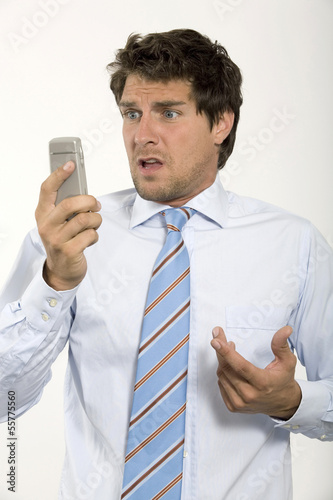 Photo: Junger Geschäftsmann schaut auf sein Handy, Nahaufnahme Junger Geschäftsmann schaut auf sein Handy, Nahaufnahme
