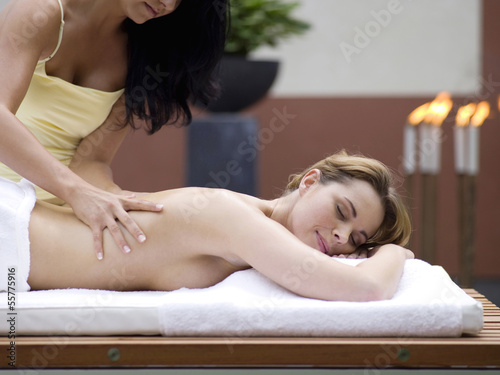 Photo: Frau bei entspannender Wellness-Massage Frau bei entspannender Wellness-Massage