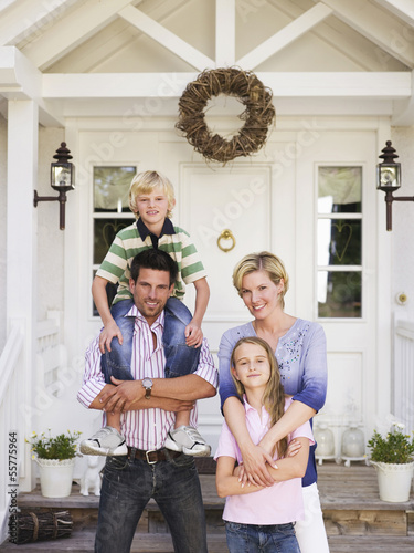 Photo: Familie vor Eigenheim Familie vor Eigenheim