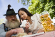 Photo: Deutschland, Bayern, Oberbayern, Bayer und asiatische Frau im Biergarten, Schnupftabak Deutschland, Bayern, Oberbayern, Bayer und asiatische Frau im Biergarten, Schnupftabak