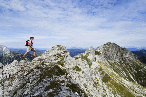 Photo: Österreich, Salzburger Land, junge Menschen wandern Österreich, Salzburger Land, junge Menschen wandern