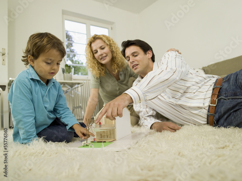 Photo: Junge Familie im Wohnzimmer Junge Familie im Wohnzimmer