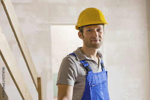 Photo: Bauarbeiter auf der Baustelle, lächelnd, Porträt Bauarbeiter auf der Baustelle, lächelnd, Porträt