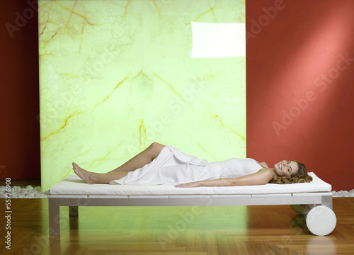 Photo: Frau liegt auf der Couch, lächelnd Frau liegt auf der Couch, lächelnd