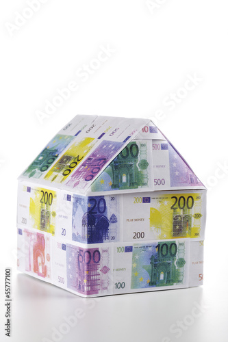 Photo: Einfamilienhaus von Euro-Banknoten Einfamilienhaus von Euro-Banknoten