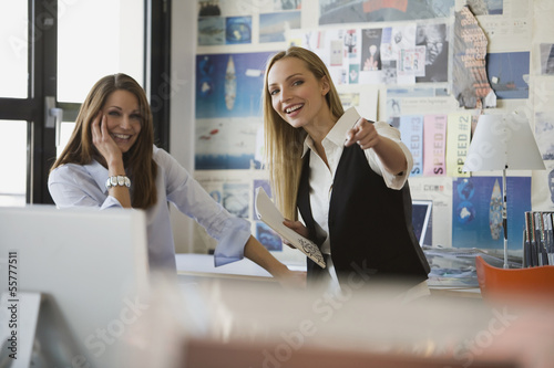 Photo: Zwei Frauen in Büro, lächelnd Zwei Frauen in Büro, lächelnd