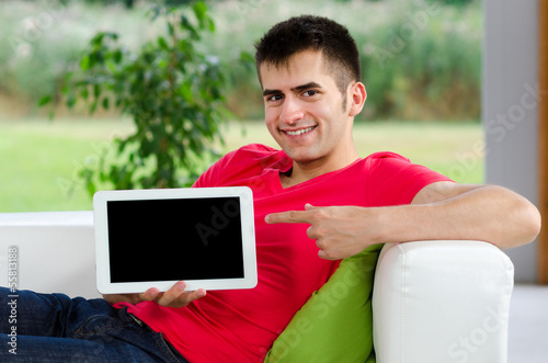 Photo: freundlicher mann zeigt auf ein tablet freundlicher mann zeigt auf ein tablet