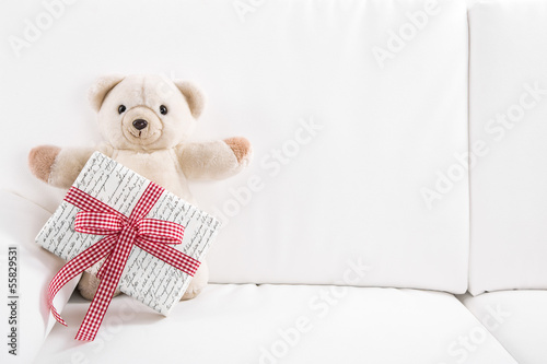 Photo: Teddybär als Geburtstagskarte mit Geschenk als Hintergrund Teddybär als Geburtstagskarte mit Geschenk als Hintergrund