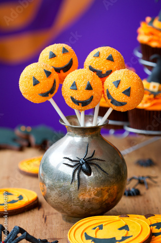 Photo: Halloween cake pops Halloween cake pops