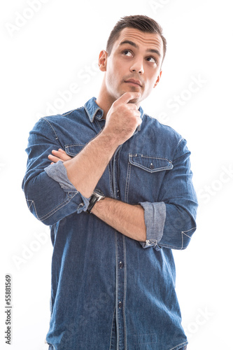 Photo: Nachdenklicher Mann isoliert - Blick - mit Jeans in Blau Nachdenklicher Mann isoliert - Blick - mit Jeans in Blau