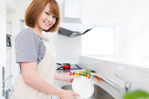 Photo: 皿洗いをする女性 皿洗いをする女性