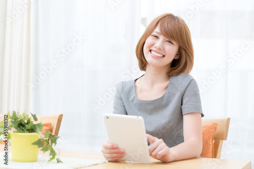 Photo: タブレットを見る女性 タブレットを見る女性