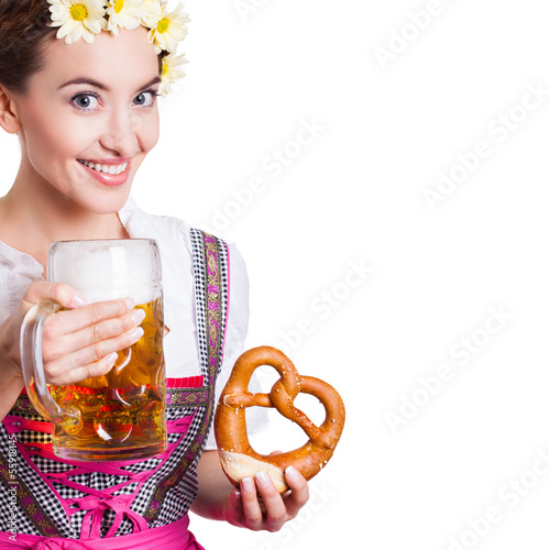 Photo: lächelne junge Frau im Dirndl lächelne junge Frau im Dirndl