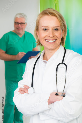 Photo: arzt und chirug arbeiten im team arzt und chirug arbeiten im team