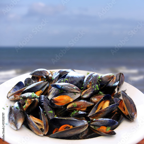 Photo: ein teller miesmuscheln am meer ein teller miesmuscheln am meer