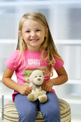 Photo: Bambina seduta in relax con il suo peluche Bambina seduta in relax con il suo peluche