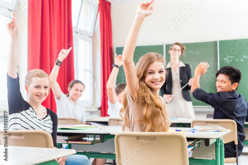 Photo: Lehrer unterrichtet Schüler in der Klasse einer Schule Lehrer unterrichtet Schüler in der Klasse einer Schule