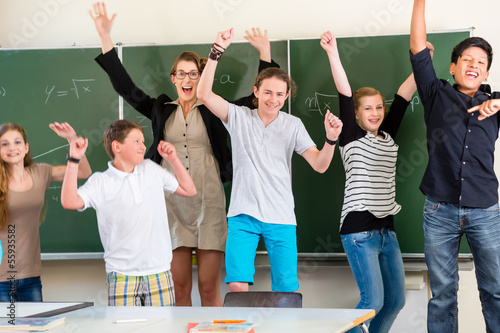 Photo: Lehrer motiviert Schüler einer Klasse in der Schule Lehrer motiviert Schüler einer Klasse in der Schule