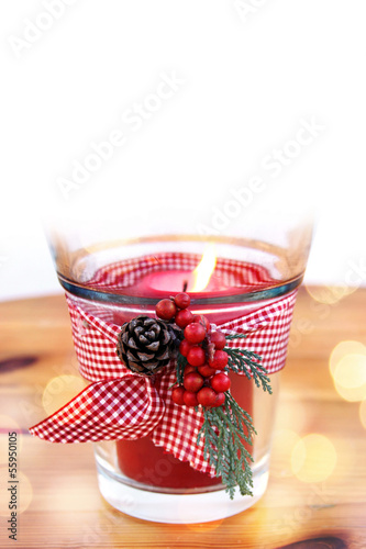 Photo: adventslicht mit beeren und tannenzapfen adventslicht mit beeren und tannenzapfen
