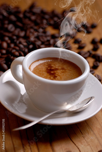 Photo: caffè espresso nella tazzina bianca caffè espresso nella tazzina bianca