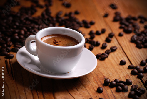 Photo: caffè espresso nella tazzina bianca caffè espresso nella tazzina bianca