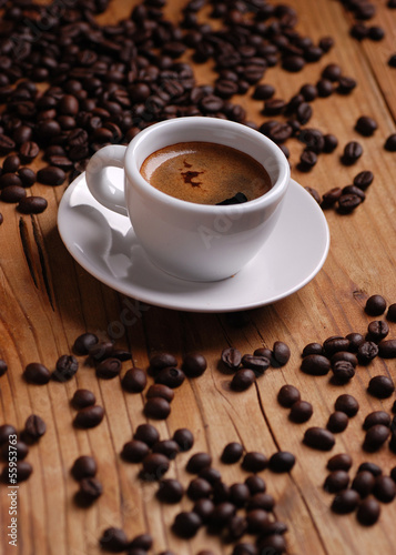 Photo: caffè espresso nella tazzina bianca caffè espresso nella tazzina bianca