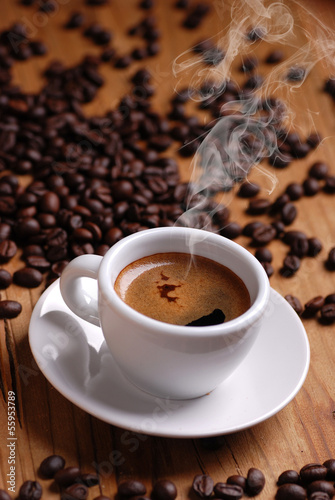 Photo: caffè espresso nella tazzina bianca caffè espresso nella tazzina bianca