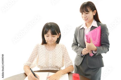 Photo: 笑顔の女の子と女性教師 笑顔の女の子と女性教師
