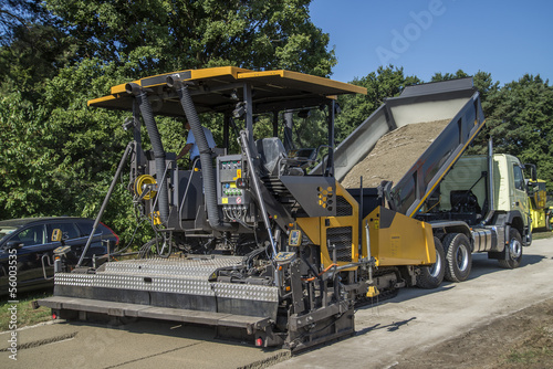 Photo: Asphaltfertiger beim Straßenbau Asphaltfertiger beim Straßenbau