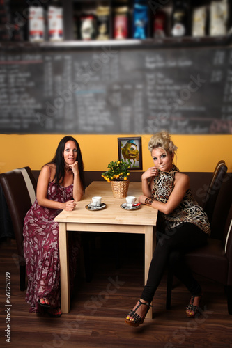 Photo: 2 hübsche Frauen im Cafe 2 hübsche Frauen im Cafe