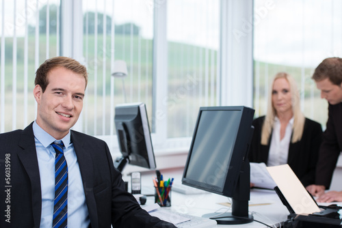 Photo: geschäftsleute bei der arbeit im büro geschäftsleute bei der arbeit im büro
