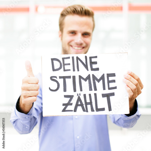Photo: Mann fordert zur Wahl auf Mann fordert zur Wahl auf