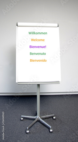 Photo: Willkommen in fünf Sprachen auf Flipchart Willkommen in fünf Sprachen auf Flipchart