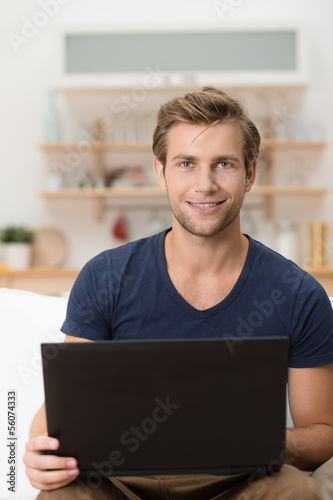 Photo: student arbeitet zuhause am laptop student arbeitet zuhause am laptop