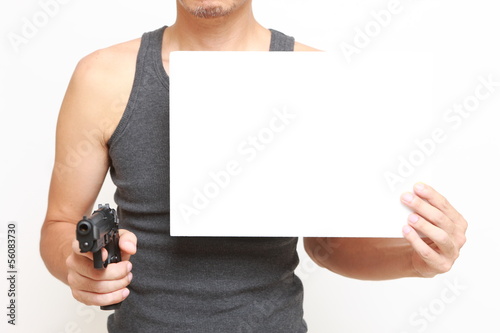 Photo: 銃で脅迫する男 銃で脅迫する男