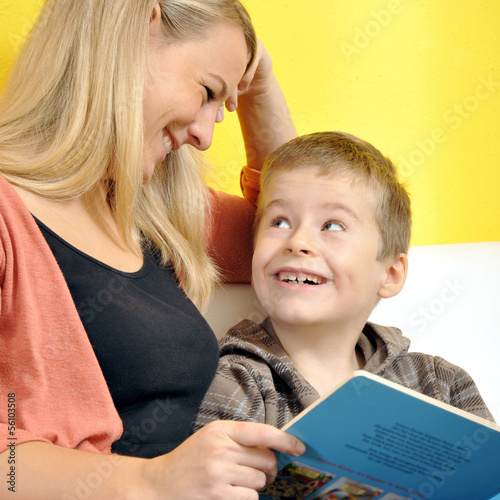 Photo: Mutter und Kind lesen Kinderbuch Mutter und Kind lesen Kinderbuch