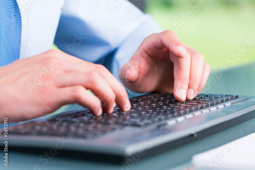 Photo: computertastatur bedienen computertastatur bedienen