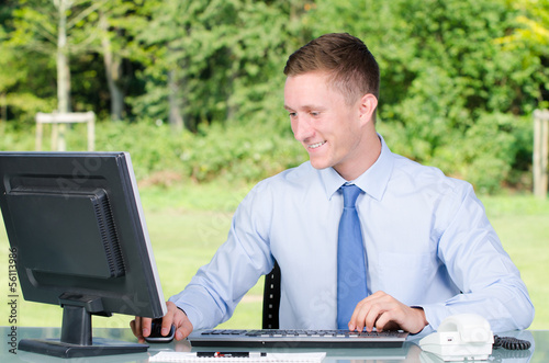 Photo: junger geschäftsmann arbeitet am pc junger geschäftsmann arbeitet am pc