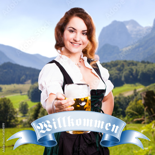 Photo: junge Frau im Dirndl vor Alpenhintergrund junge Frau im Dirndl vor Alpenhintergrund