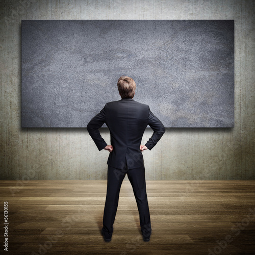 Photo: Mann vor einer Wand, Template Mann vor einer Wand, Template