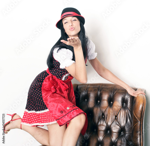 Photo: Hübsche Frau macht Handkuss Hübsche Frau macht Handkuss