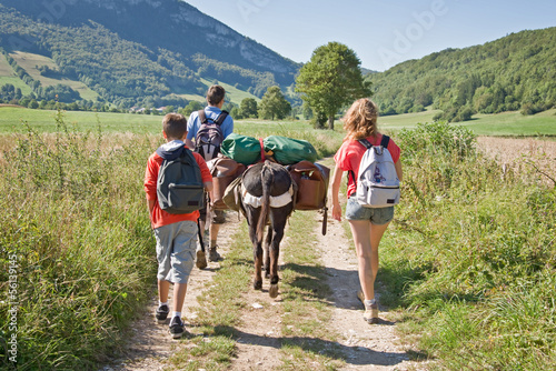 Photo: Randonnée en famille avec un âne Randonnée en famille avec un âne