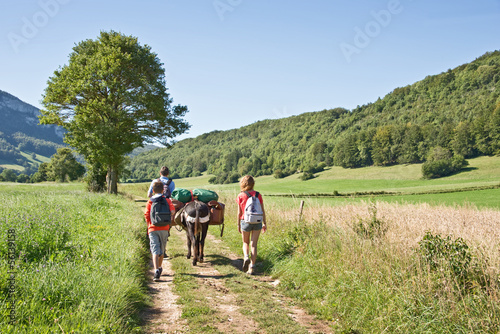 Photo: Randonnée en famille avec un âne Randonnée en famille avec un âne
