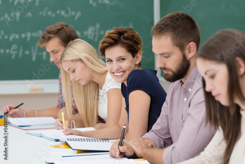 Photo: glückliche studentin im unterricht glückliche studentin im unterricht