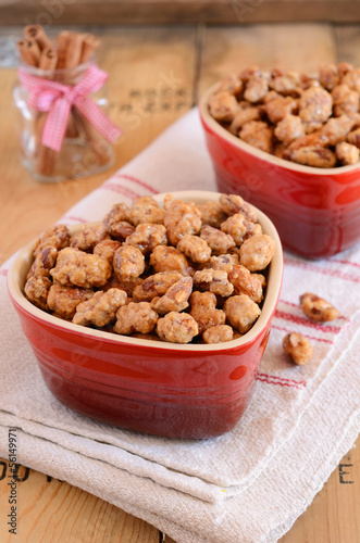Photo: Caramelized almond with cinnamon in heart-shaped red bowls Caramelized almond with cinnamon in heart-shaped red bowls