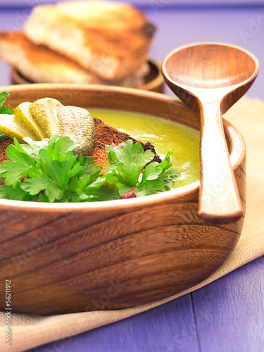Photo: Erbsensuppe mit gerösteten Brotscheiben und Petersilie Erbsensuppe mit gerösteten Brotscheiben und Petersilie