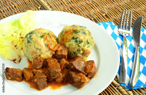 Photo: Gulasch mit Knödel Gulasch mit Knödel