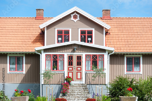 Photo: Vorderseite eines traditionellen Holzhauses in Schweden Vorderseite eines traditionellen Holzhauses in Schweden