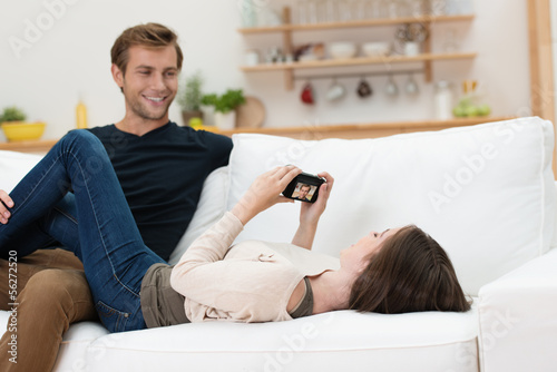 Photo: mädchen fotografiert ihren freund mädchen fotografiert ihren freund